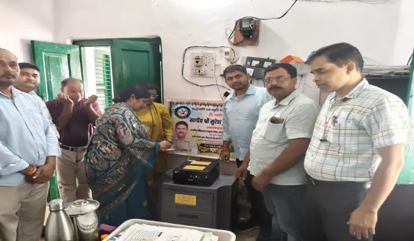 दिवंगत शिक्षक की स्मृति में परिवार ने उठाया कदम, विद्यालय को दिए 2 बैटरी और 1 इनवर्टर